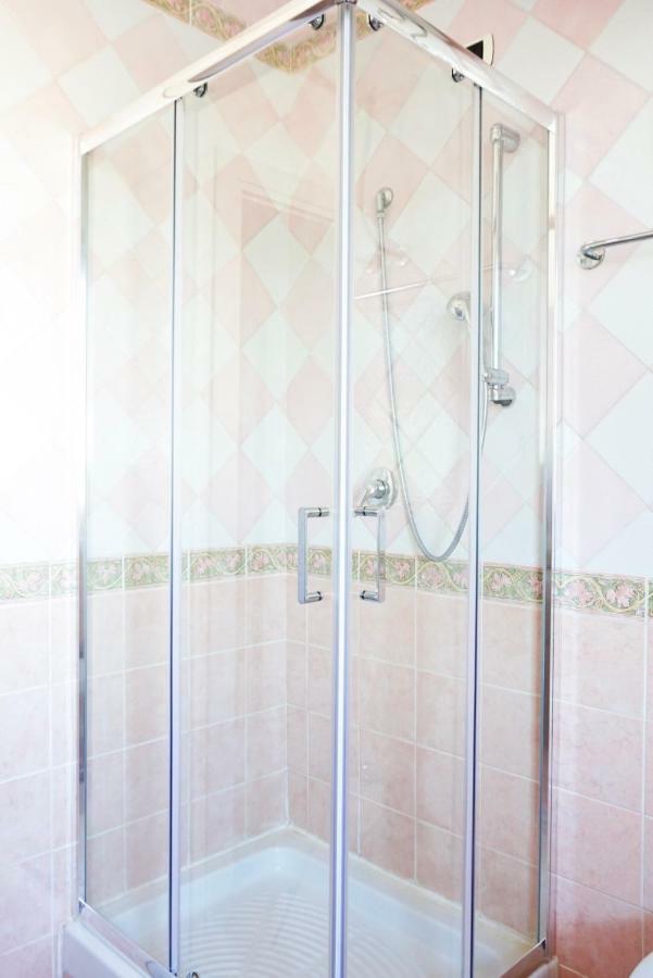 Villa Aurelia - Seafront Apartment With Terrace Quartu Sant'Elena Exterior photo